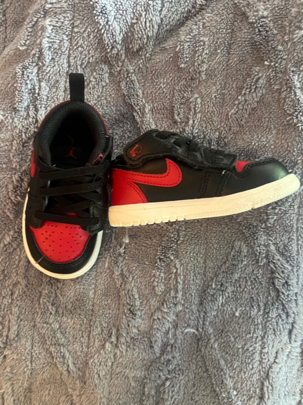 Kids Low-Top Sneakers in Black and Red with Velcro Strap